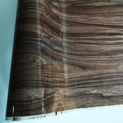 Folha de PVC de vinil com textura de madeira em relevo, ideal para enrolar molduras de portas de perfil ou outras formas irregulares